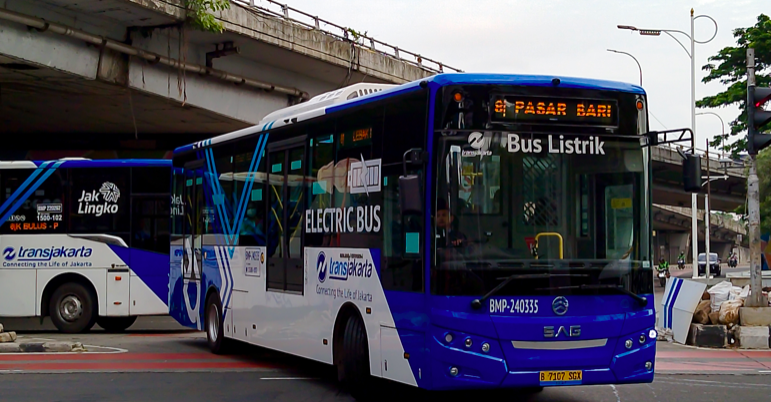 Koridor 8 Transjakarta Dikeluhkan Bau Pesing, Petugas Kini Rutin Sweeping Malam Hari