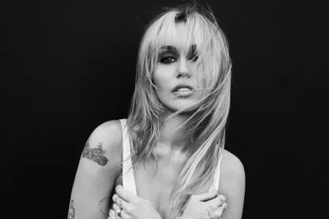 Miley Cyrus Dituding Jiplak Lagu Amanda Lear, Singgung "The Sphinx"