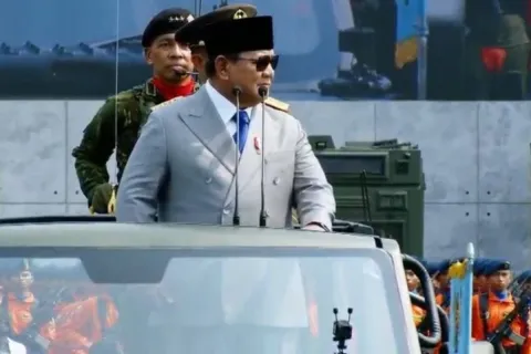 Prabowo Periksa Pasukan HUT ke-81 TNI Naik Maung MV3 Buatan Pindad
