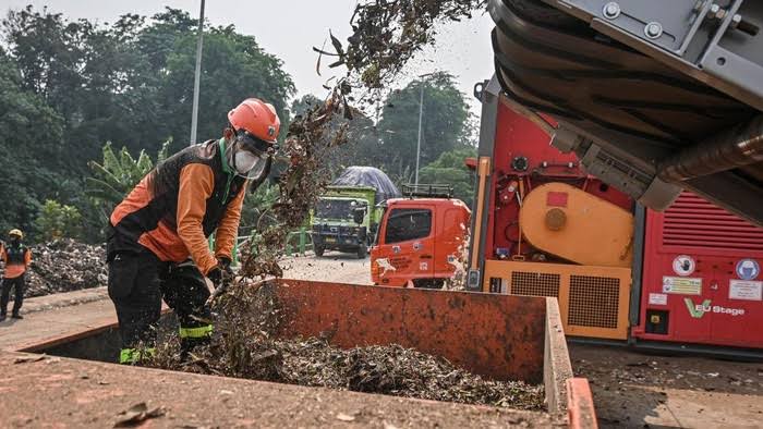 Pemprov DKI Pasang Saringan Sampah di 11 Sungai, Cegah Sampah Masuk ke Pusat Kota