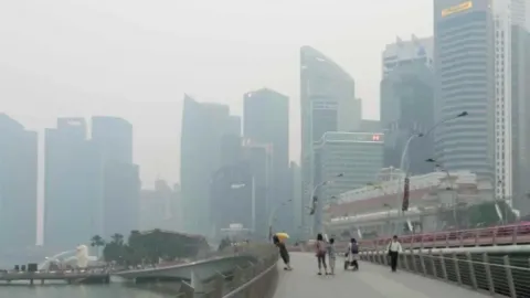 Singapura Diselimuti Asap Karhutla Indonesia, Jadi Kota Paling Berpolusi di Dunia