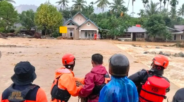 Banjir Rendam 3 Kecamatan di Padang, 672 Warga Mengungsi