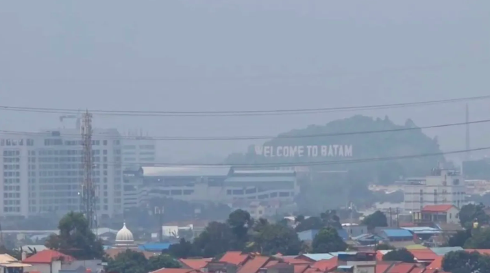 Batam Diselimuti Asap Tebal, Kualitas Udara Masuk Kategori Sangat Tidak Sehat