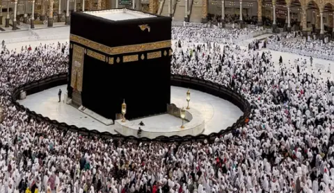 Travel Umrah Indonesia Boncos Imbas Konflik Houthi-Saudi, Biaya Hotel hingga Visa Terancam Hangus
