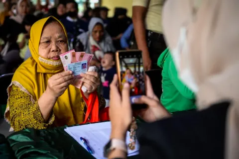 Pemerintah Mau Bagikan HP Gratis untuk Bansos, Siapa Saja yang Bakal Dapat?