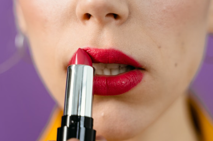 Bibir Kering Bikin Lipstik Pecah-Pecah? Ini Tips Memilih Produk yang Tepat
