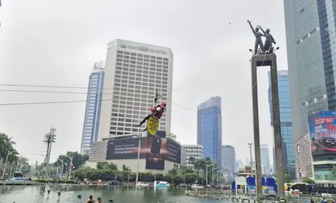 Enam Aktivis Greenpeace Dievakuasi dari Bundaran HI, Satu Perempuan Butuh Penanganan Medis