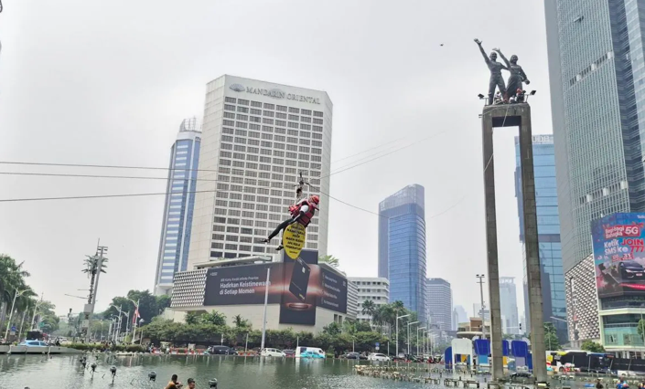 Enam Aktivis Greenpeace Dievakuasi dari Bundaran HI, Satu Perempuan Butuh Penanganan Medis