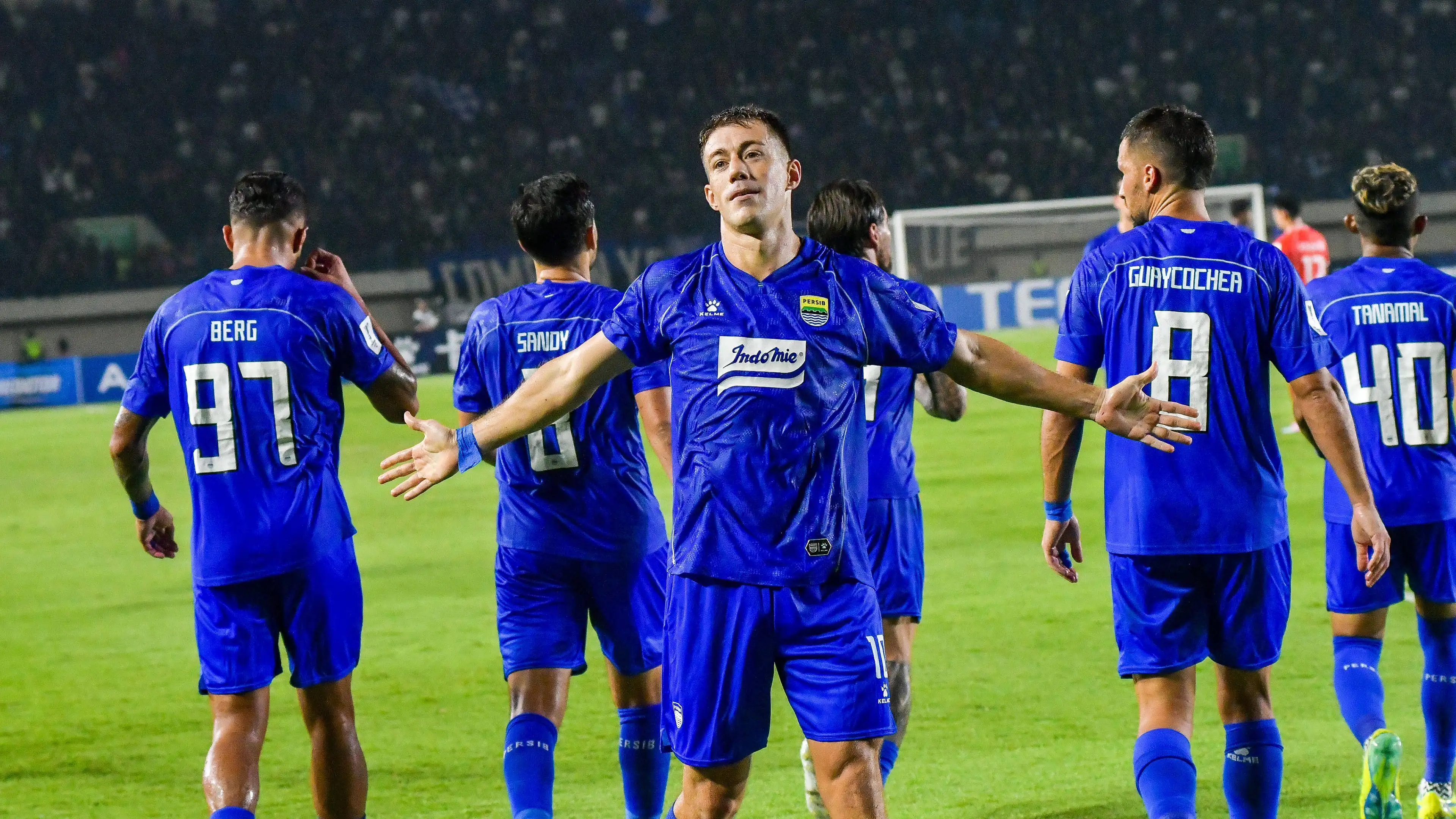 Prediksi Persib Bandung vs Madura United: Maung Bandung Dibayangi Rekor Kandang Sape Kerrab
