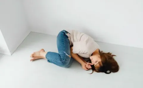 Tidur di Lantai Bikin Paru-Paru Basah? Ini Fakta Medis dan Faktor Risikonya