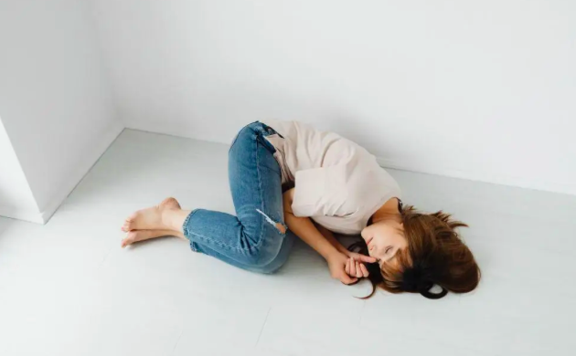 Tidur di Lantai Bikin Paru-Paru Basah? Ini Fakta Medis dan Faktor Risikonya