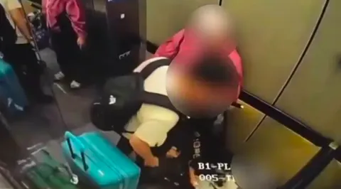 Viral Video Orang Tua Diduga Aniaya 2 Balita di Lift Malaysia, Benarkah WNI?