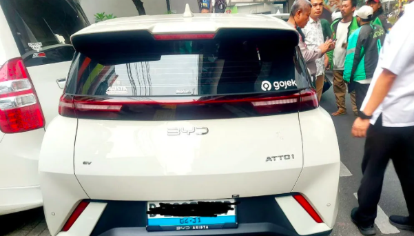 Kronologi BYD Atto 1 Tabrak 5 Kendaraan di Blok M, Driver Ojol Patah Kaki
