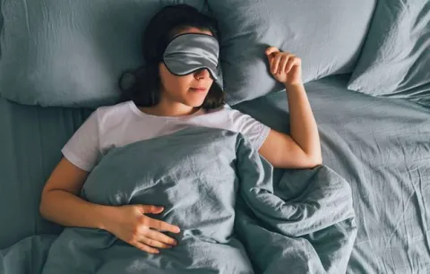 4 Kebiasaan Sebelum Tidur yang Bikin Kulit Kusam dan Gampang Jerawatan