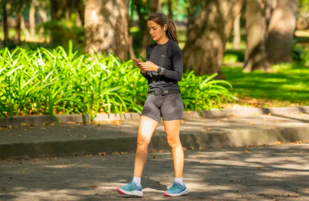 Lebih Sehat Jalan Pagi atau Malam? Ini Perbedaan Manfaatnya