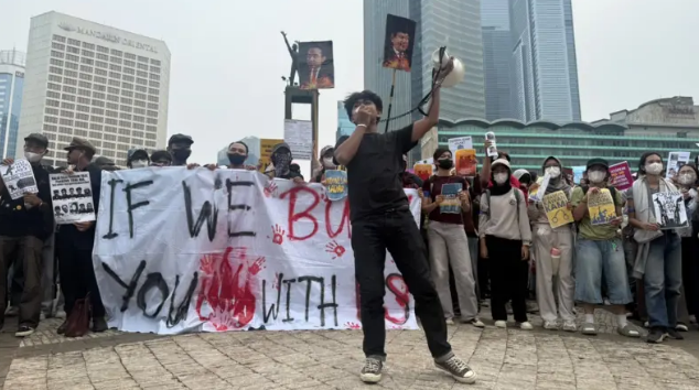 Massa Demo Padati Bundaran HI, Jalan Sudirman-Thamrin Ditutup Sore Ini