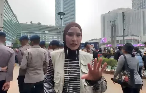 Zaskia Adya Mecca Turun Jadi Relawan Demo di Bundaran HI, Bawa Logistik hingga Ambulans