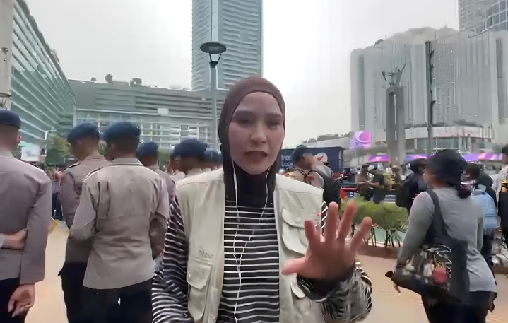 Zaskia Adya Mecca Turun Jadi Relawan Demo di Bundaran HI, Bawa Logistik hingga Ambulans