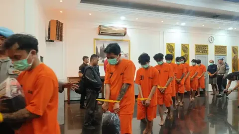 Polisi Tangkap 13 Pria Bawa 4 Bom Molotov Saat Demo di Malang, 12 Jadi Tersangka