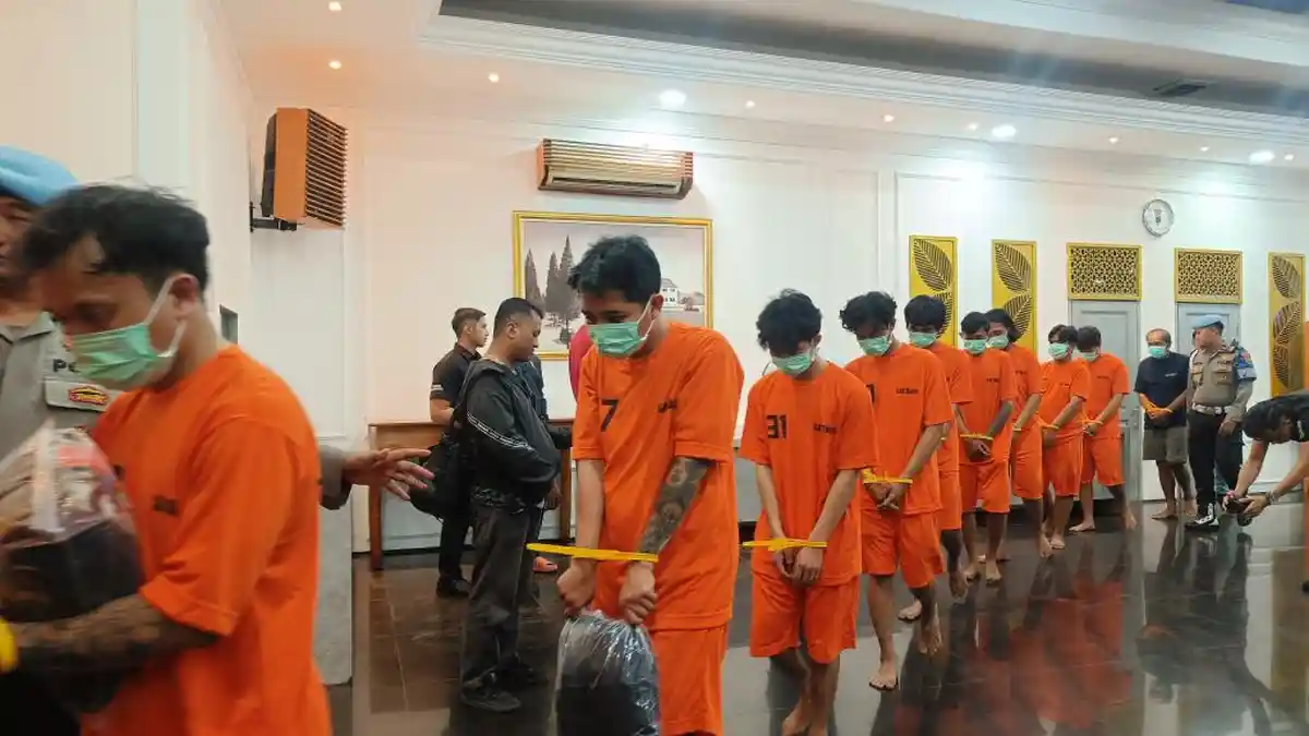 Polisi Tangkap 13 Pria Bawa 4 Bom Molotov Saat Demo di Malang, 12 Jadi Tersangka