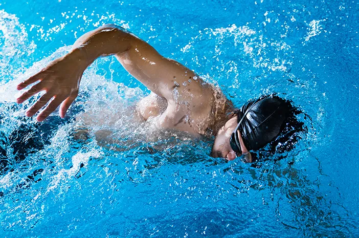 5 Manfaat Berenang untuk Kesehatan Tulang dan Persendian
