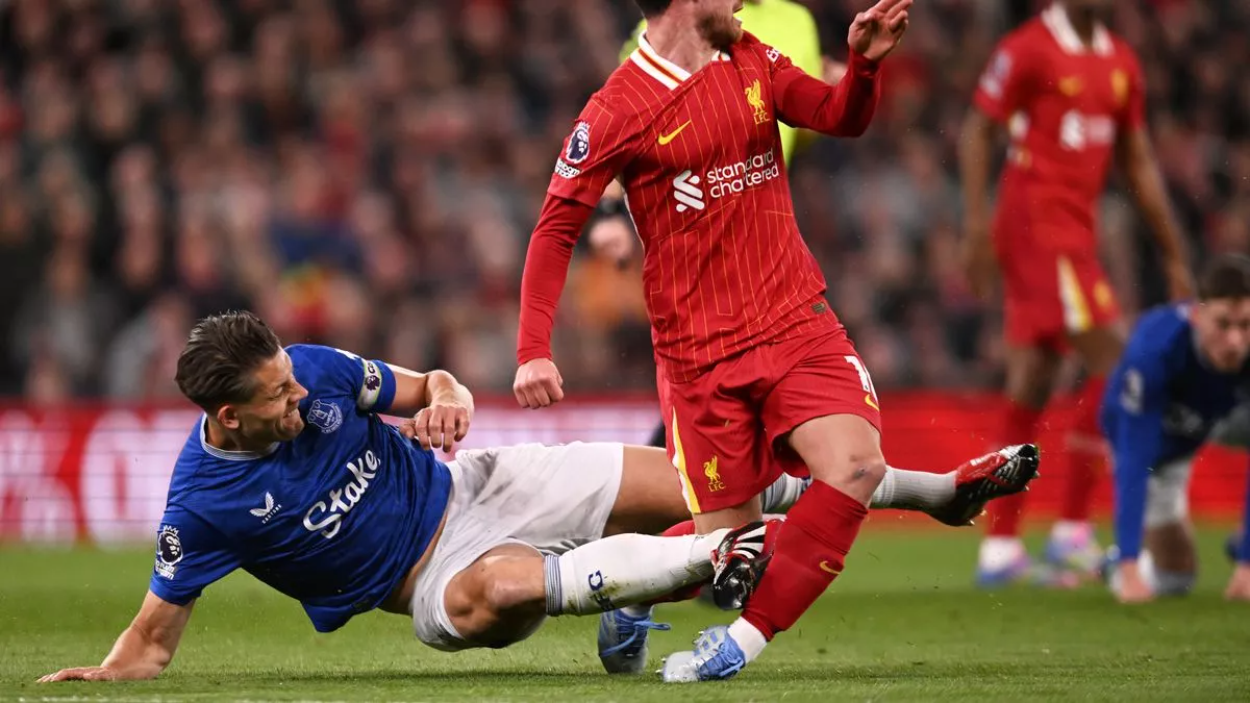 Badan Wasit Liga Inggris Akui Kesalahan, James Tarkowski Seharusnya Dikartu Merah Saat Hadapi Liverpool