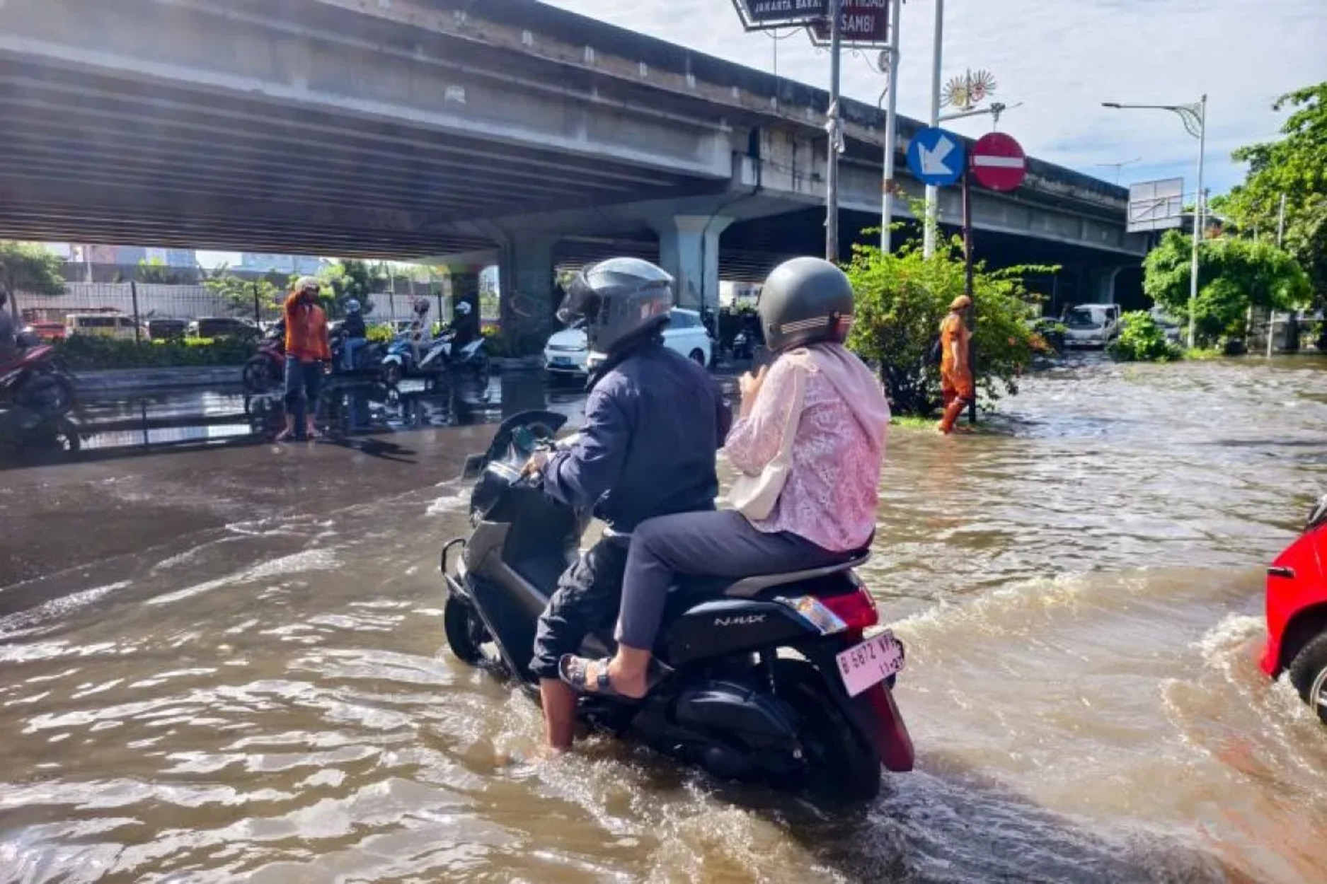 Banjir 30 Cm Genangi Outer Ring Road Kembangan, Sejumlah Motor Mogok