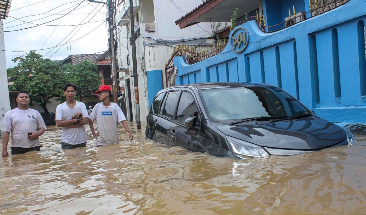 Banjir Kali Ciliwung Rendam Jaksel dan Jaktim, Sekitar 1.200 Warga Terpaksa Mengungsi