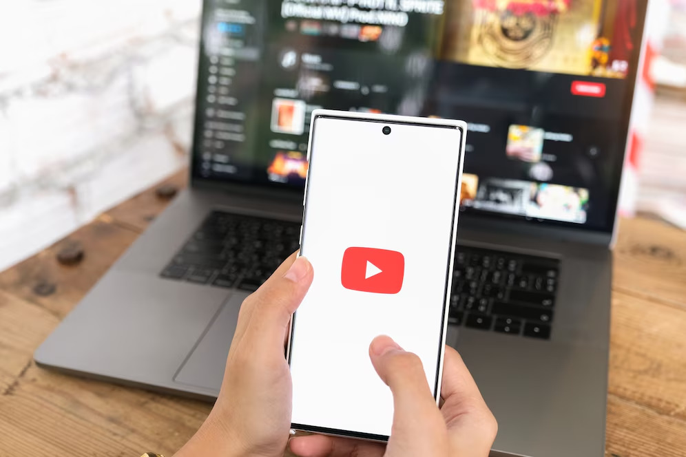 Biar Jago English Tanpa Ribet! Ini 5 Channel YouTube Terbaik Buat Latihan Listening yang Seru dan Gak Ngebosenin