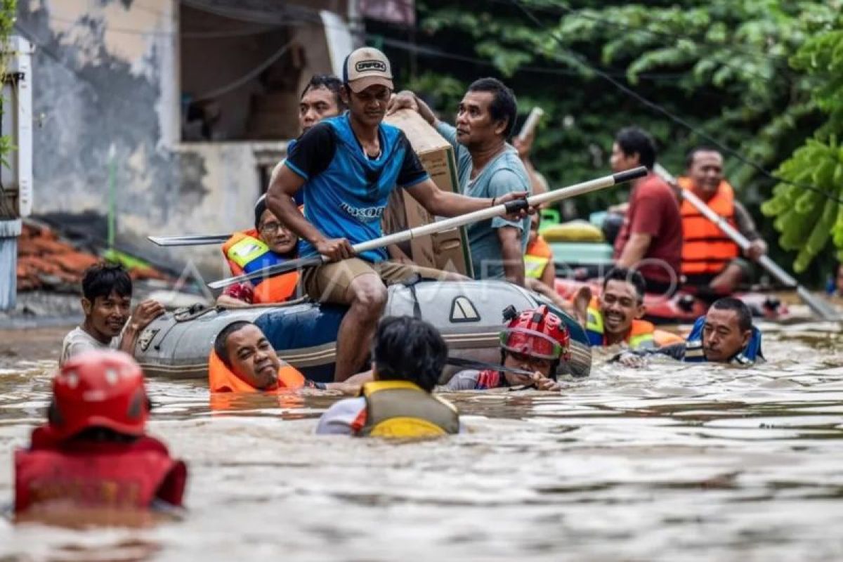 Bocah 2 Tahun Ditemukan Tak Bernyawa Usai Hanyut Terseret Arus Kali Ciliwung