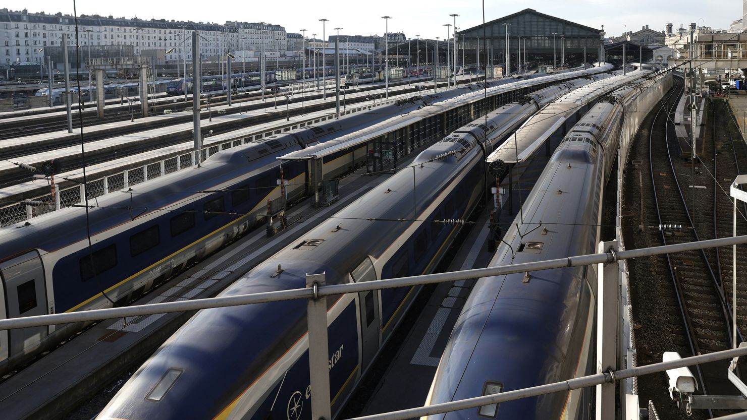Bom Raksasa 500 Kg Ditemukan di Luar Stasiun Kereta Paris, Perjalanan Dihentikan
