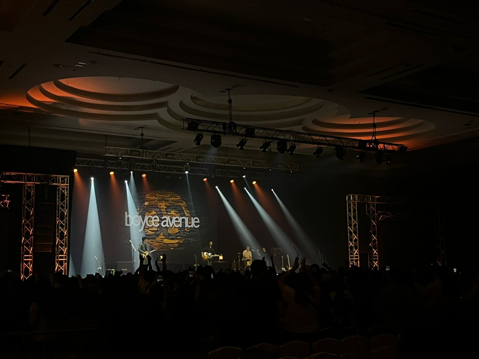 Boyce Avenue Sukses Hujani Jakarta dengan Lagu-Lagu Romantis, Ini Setlist Lengkapnya!