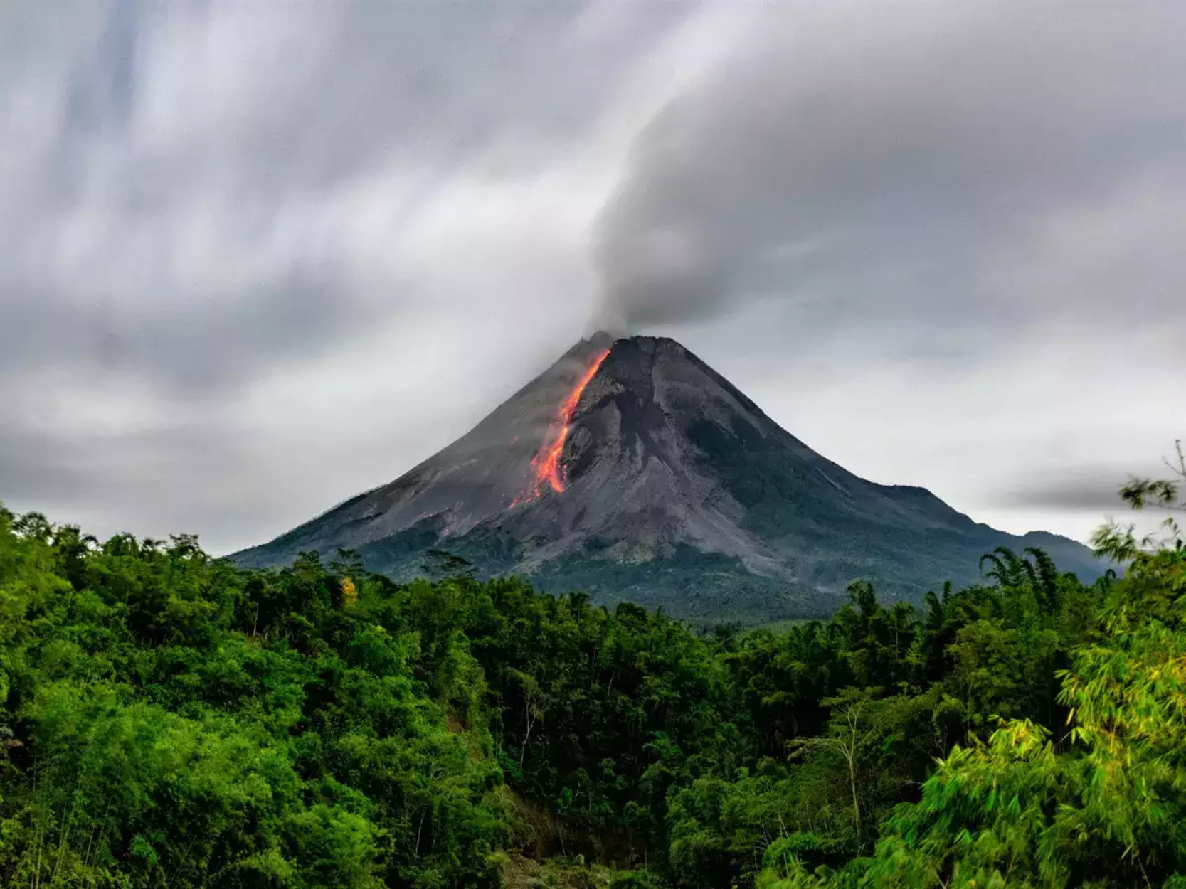 BPBD Halmahera Utara Imbau Warga Tobelo Gunakan Masker Akibat Erupsi Gunung Dukono