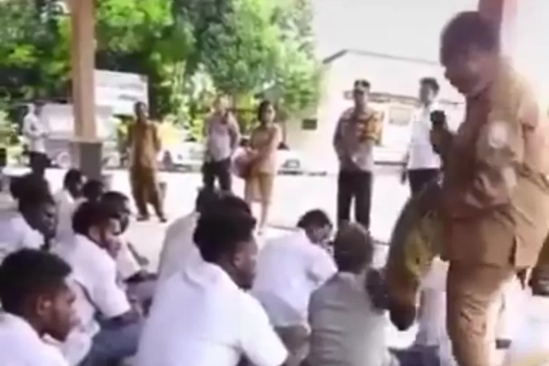 Brutal! Pelajar Papua Ditendang dan Diinjak Oknum ASN Saat Demo Makan Bergizi Gratis