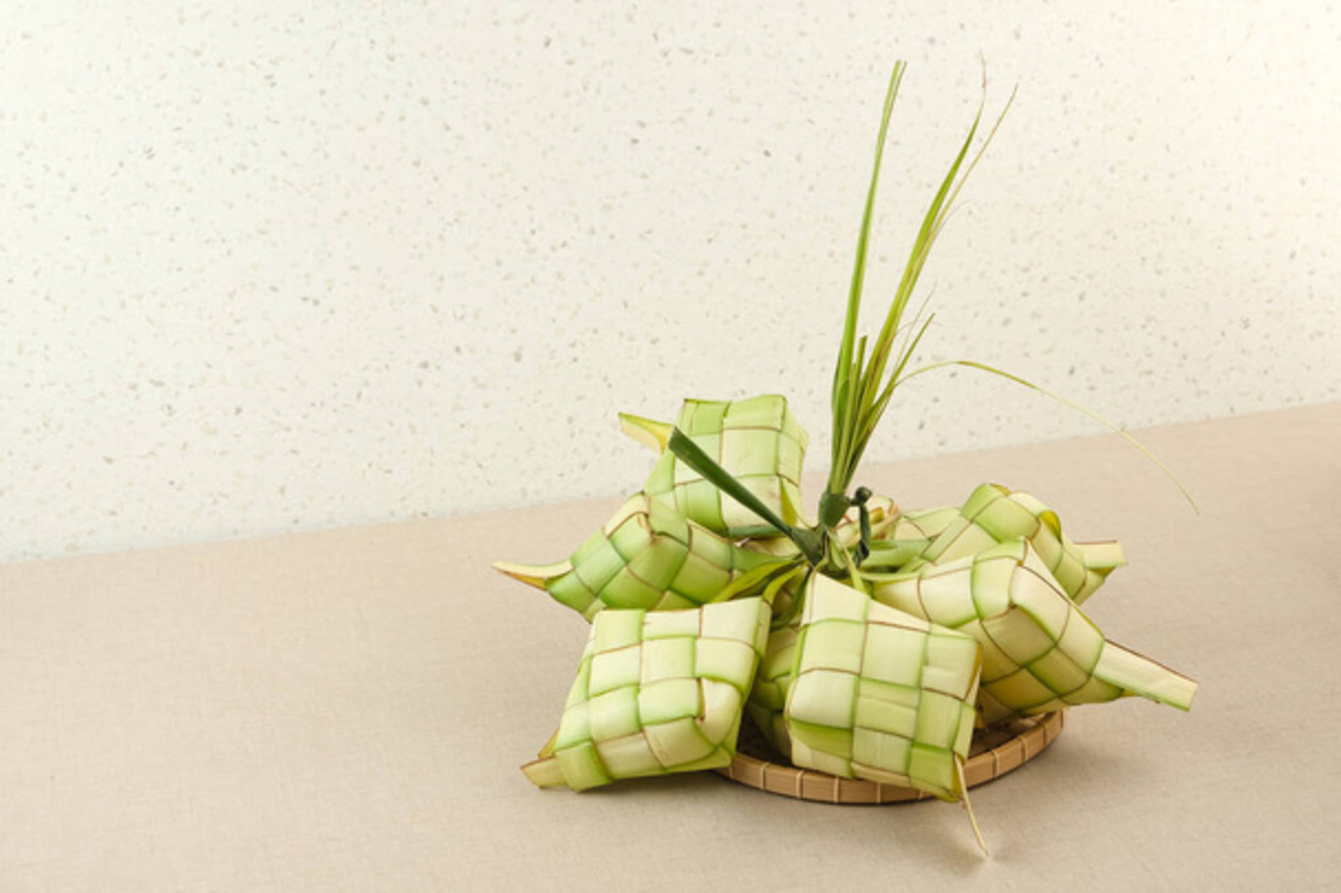 Bungkus Ketupat Daun Kelapa dan Pandan Tetap Diburu Warga Palembang Jelang Lebaran