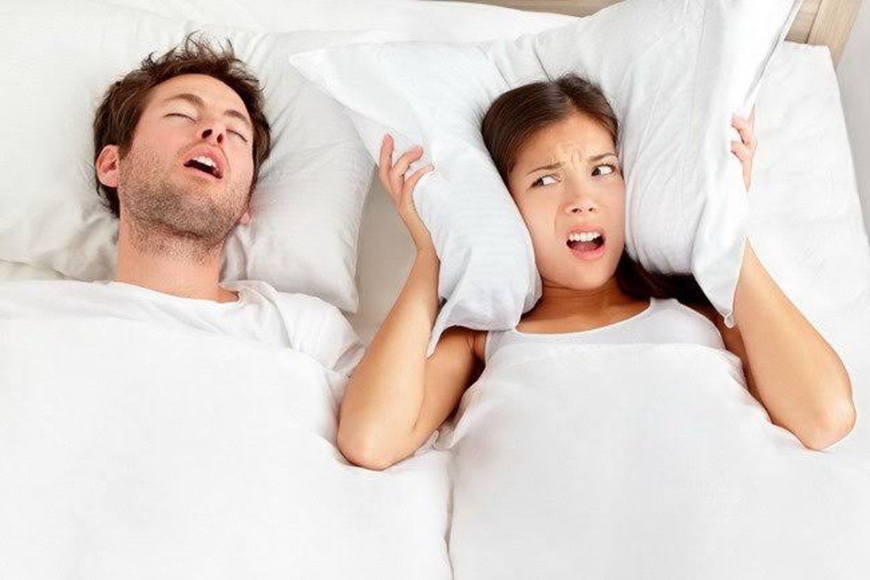 Cara Mengatasi Tidur Ngorok, Biar Nggak Jadi Pusat Perhatian Saat Tidur Bareng