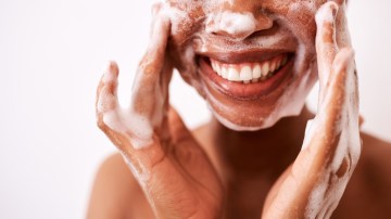 Cari Pembersih Wajah yang Pas? Kenali Perbedaan Cleansing Balm, Oil, dan Micellar Water