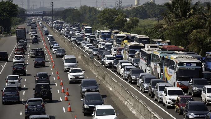 Contraflow di Tol Japek Arah Cikampek Diterapkan, Jangan Sampai Salah Jalur!