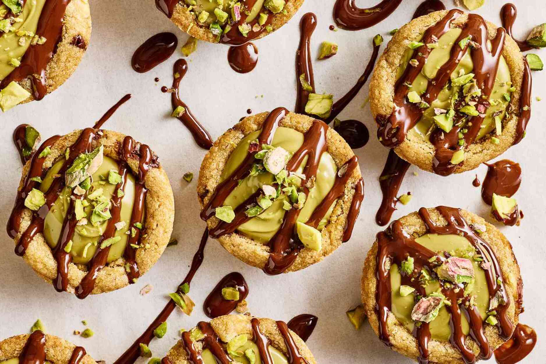 Cookie Cups, Perpaduan antara Kue Cokelat Chip dan Pistachio Thumbprint Cookie yang Nikmat di Santap!