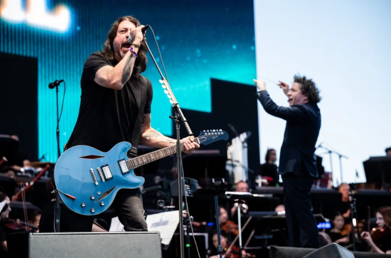 Dave Grohl Beri Kejutan di Coachella, Tampil Bareng Orkestra Bawakan 