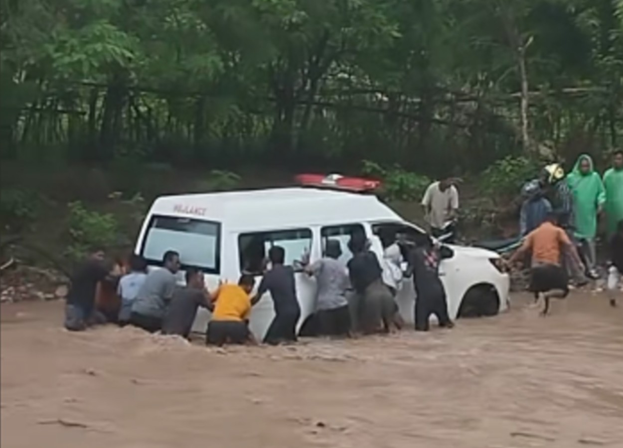 Demi Selamatkan Pasien Kritis, Ambulans Terobos Banjir di Kupang dan Sempat Terjebak