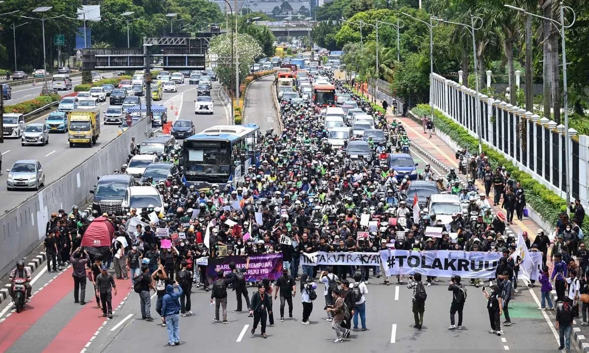 Demo RUU TNI Ricuh! Mahasiswa Jebol Pagar DPR, Polisi Kerahkan Water Cannon