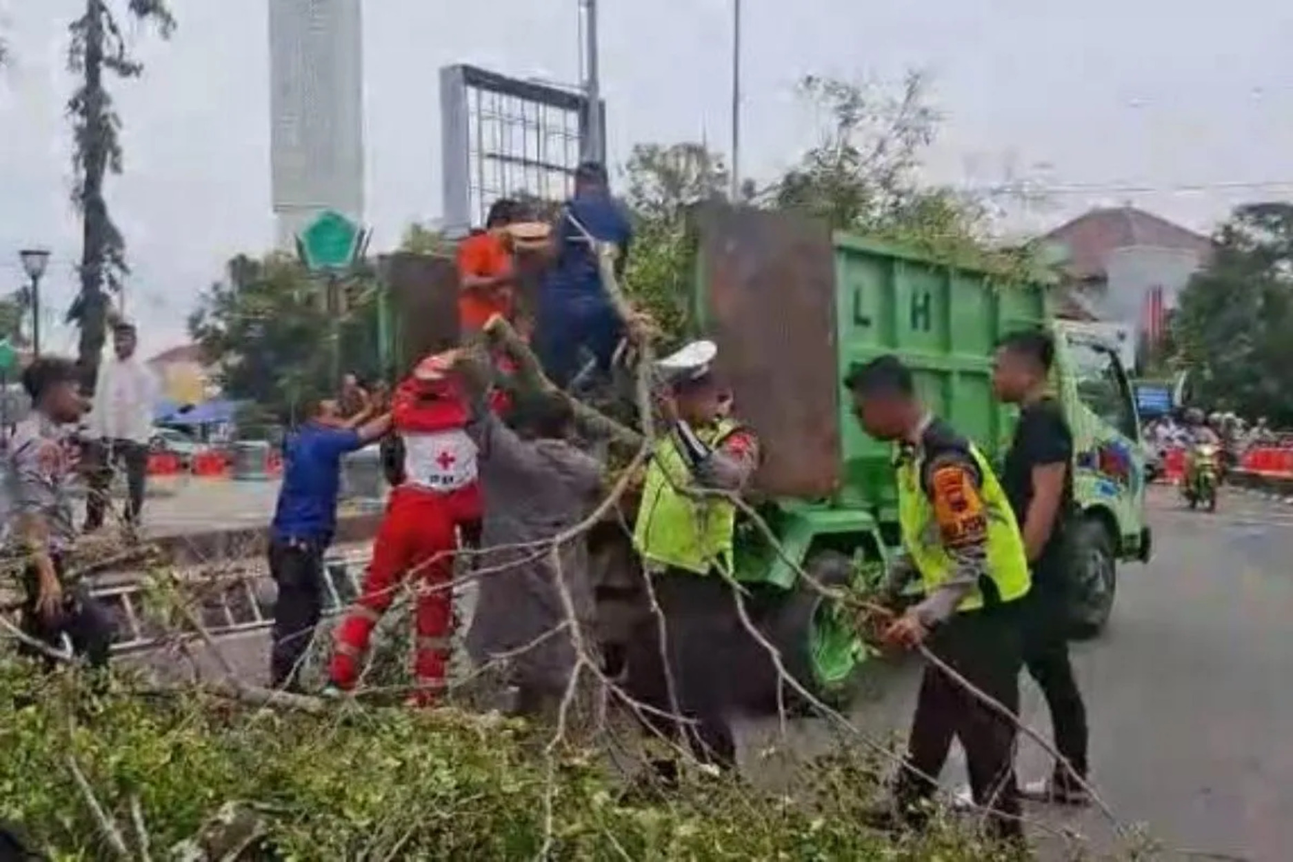 Dua Jamaah di Pemalang Meninggal Tertimpa Pohon Saat Shalat Idul Fitri