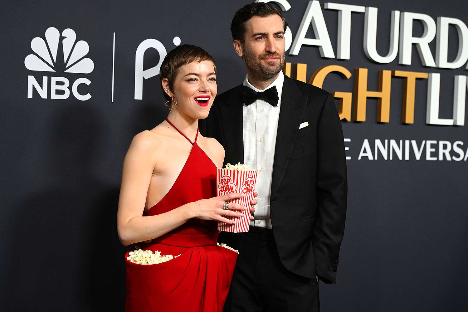 Emma Stone Pakai Gaun Popcorn di Acara Anniversary SNL Ke-50, Bisa Jadi Cemilan!