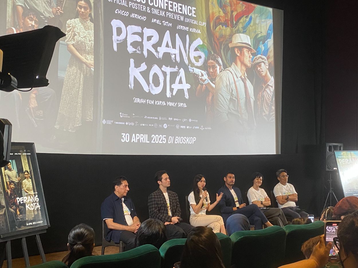 Film Perang Kota Rilis Poster Kedua, Angkat Kisah Cinta Segitiga di Tengah Revolusi