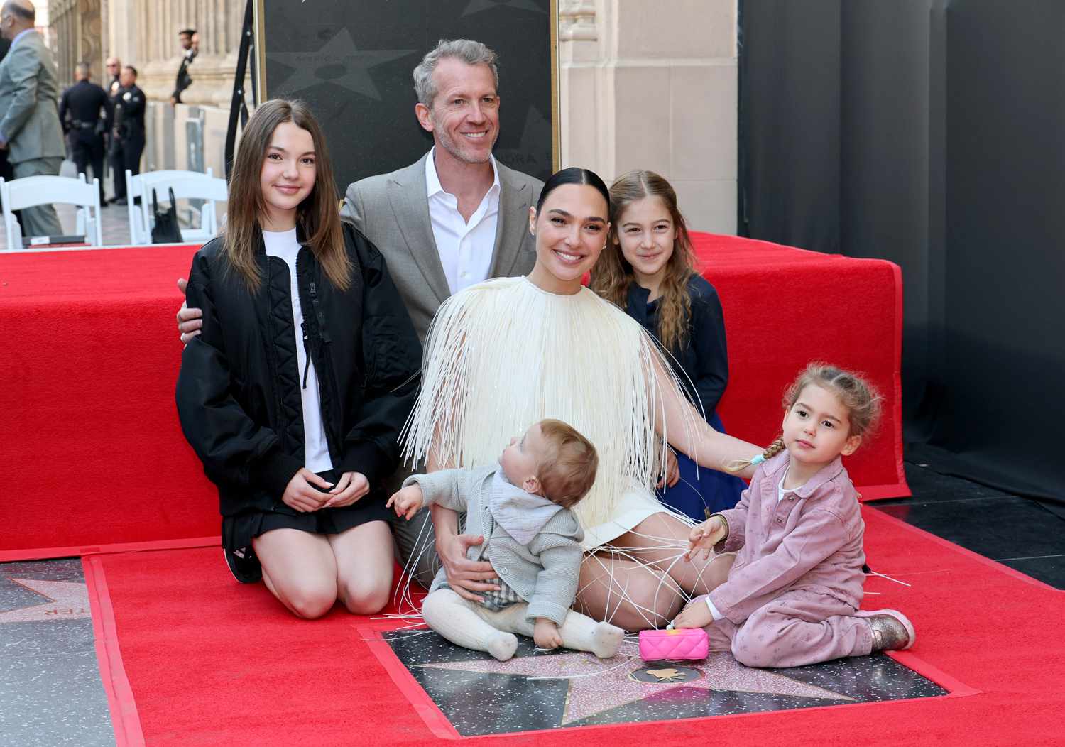 Gal Gadot Gandeng Keempat Putrinya, Tampilannya Curi Perhatian di Walk of Fame!