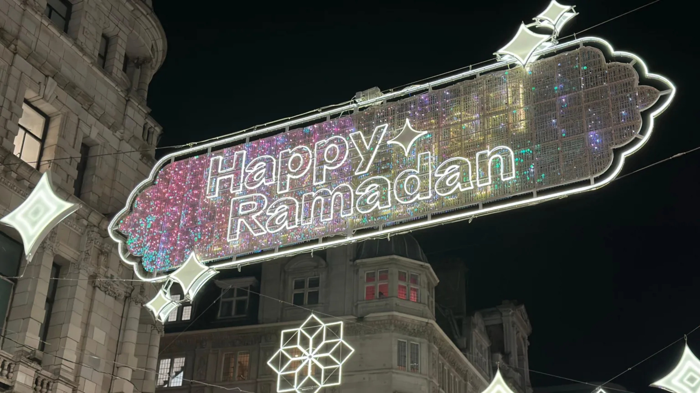 Gemerlap Kota London Sambut Ramadan, Piccadilly Circus Bersinar dengan Cahaya Keberkahan