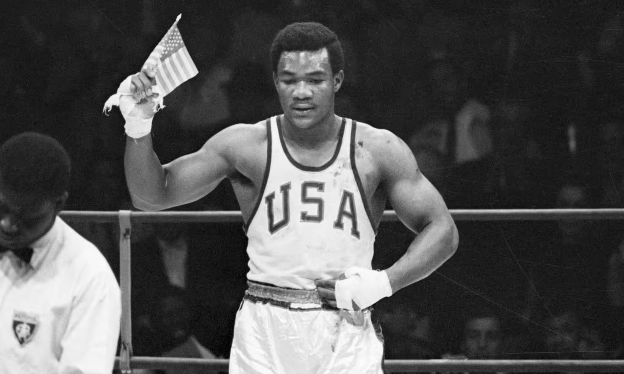 George Foreman dan Bendera Kecilnya: Antara Patriotisme, Protes, dan Nilai Sejarah