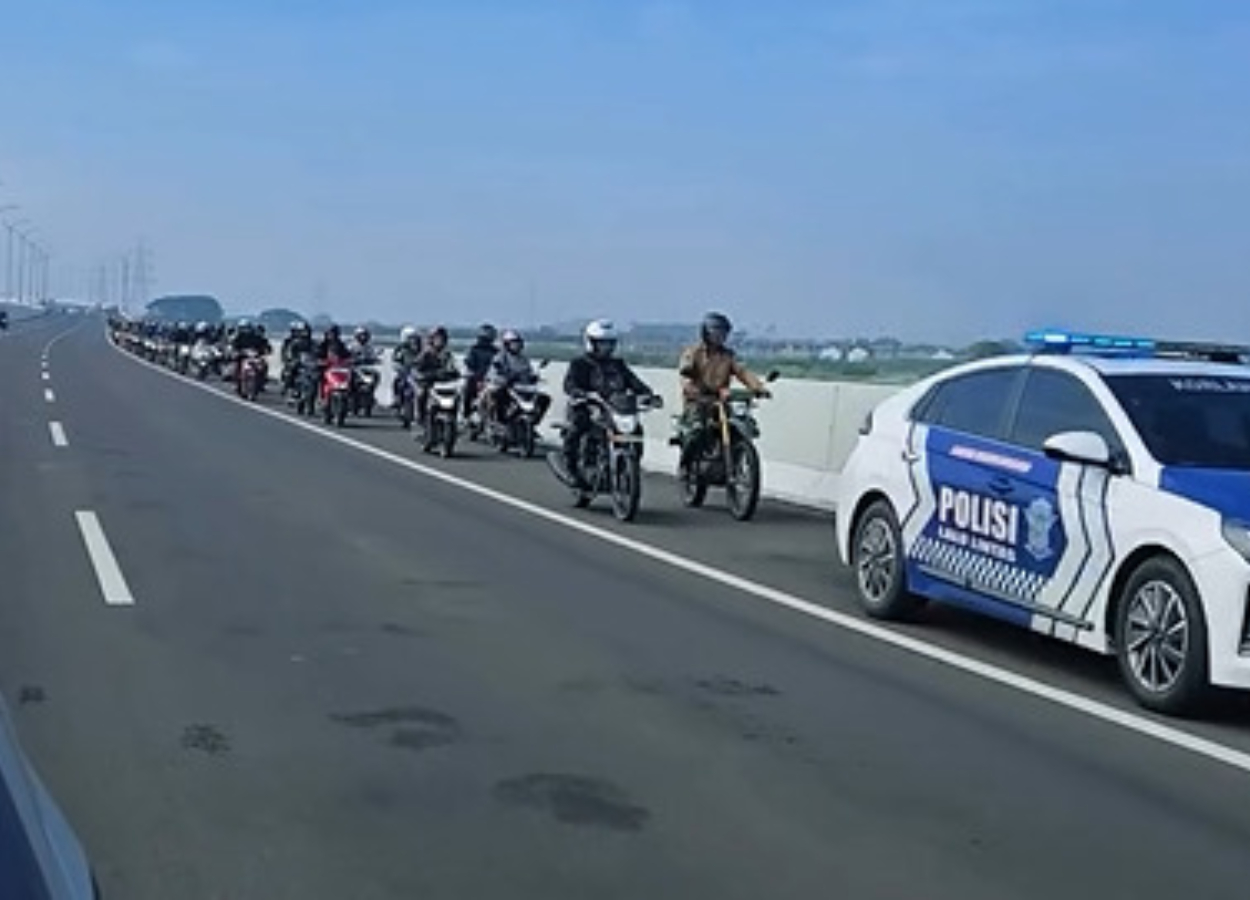 Gokil! Banjir Bekasi Lumpuhkan Jalan, Ratusan Motor Diizinkan Masuk Tol!