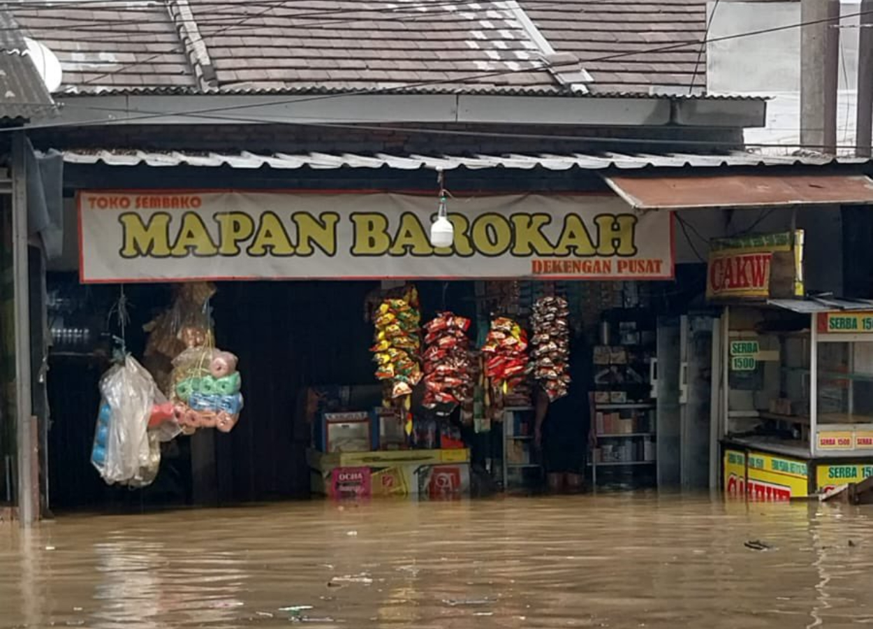 Gokil! Warung Madura di Bekasi Nekat Tetap Buka Meski Terendam Banjir!